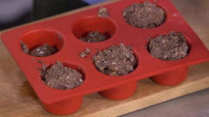 ореховые маффины с шоколадной начинкой