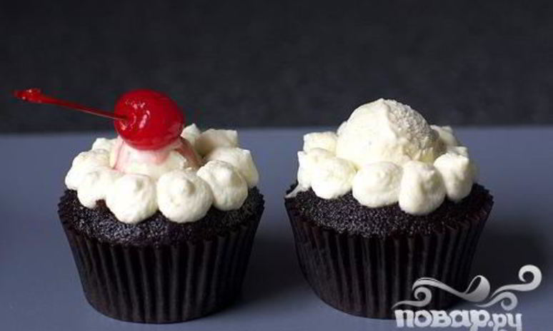 Рецепт шоколадных маффинов со сливками и вишней