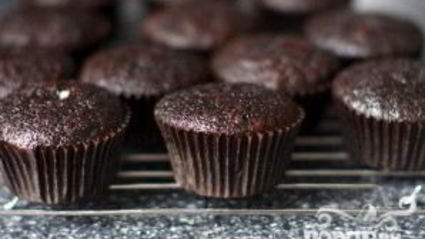 шоколадные маффины со сливками и вишней