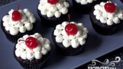 шоколадные маффины со сливками и вишней