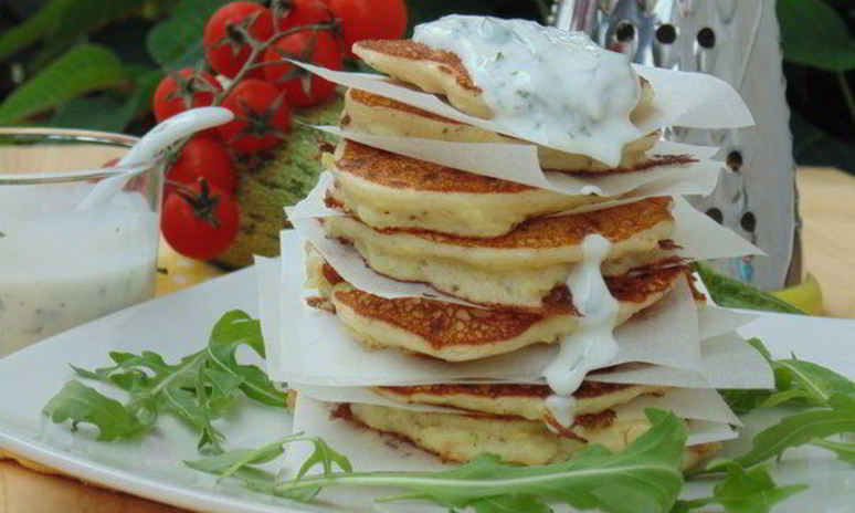 Рецепт кабачковых оладий с козьим сыром и йогуртовым соусом