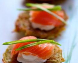 Картофельные оладьи с копченой семгой