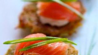 Картофельные оладьи с копченой семгой