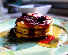 Кукурузные оладьи с ежевичным сиропом