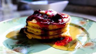 Кукурузные оладьи с ежевичным сиропом