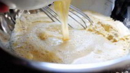 кукурузные оладьи с ежевичным сиропом