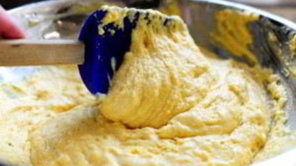 кукурузные оладьи с ежевичным сиропом