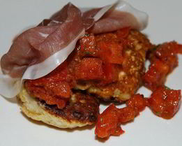 Кукурузные оладьи с помидором и ветчиной