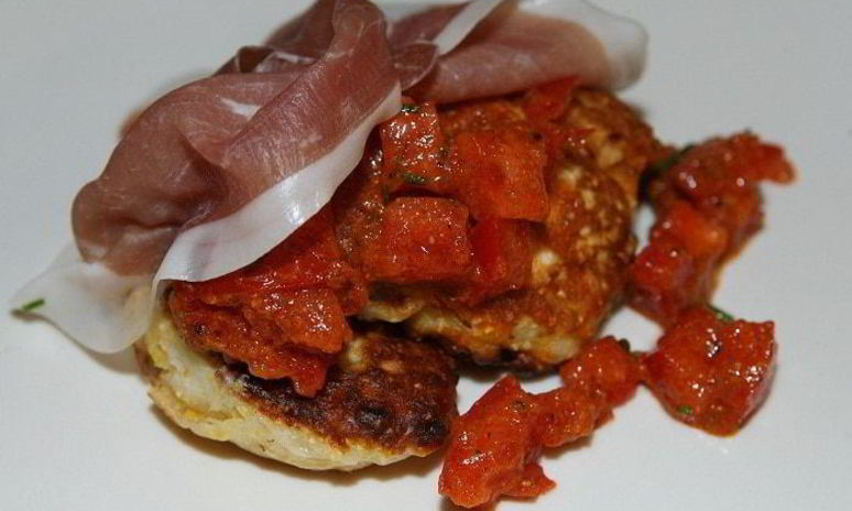 Рецепт кукурузных оладий с помидором и ветчиной