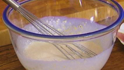 кукурузные оладьи с помидором и ветчиной