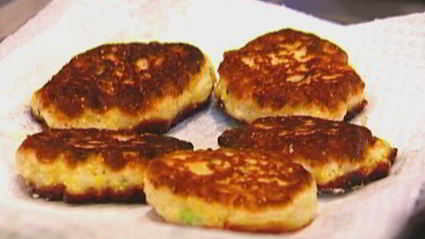 кукурузные оладьи с помидором и ветчиной