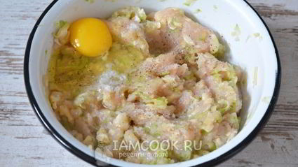 куриные оладьи с кабачком и сыром