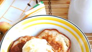 Летние оладьи с яблоком и персиком