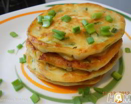Оладушки с яйцом и зеленым луком