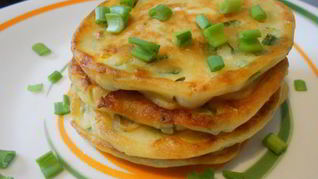 Оладушки с яйцом и зеленым луком