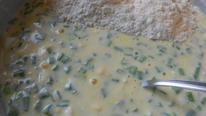 оладушки с яйцом и зеленым луком