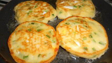 оладушки с яйцом и зеленым луком