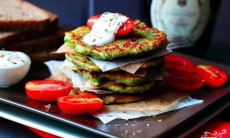 Рецепт оладий из брокколи с сыром