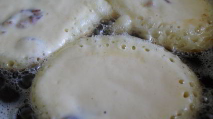 оладьи на кефире с черешней