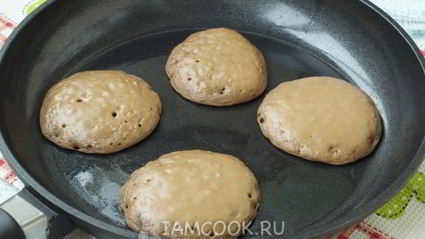 оладьи на кислом молоке с какао