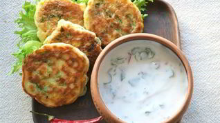 Оладьи с кукурузой и соусом из натурального йогурта