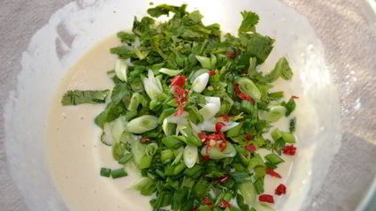 оладьи с кукурузой и соусом из натурального йогурта