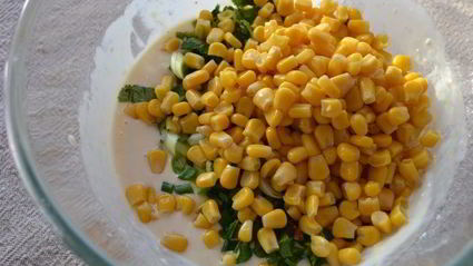 оладьи с кукурузой и соусом из натурального йогурта