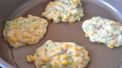 оладьи с кукурузой и соусом из натурального йогурта