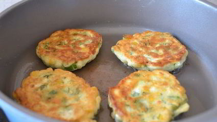 оладьи с кукурузой и соусом из натурального йогурта