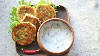 оладьи с кукурузой и соусом из натурального йогурта