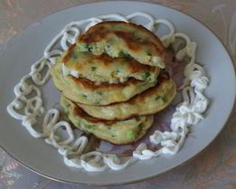 Оладьи с луком и яйцом на кефире