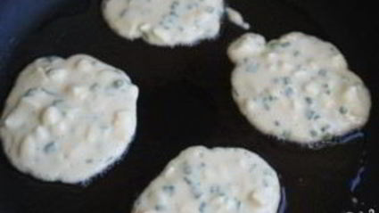 оладьи с луком и яйцом на кефире