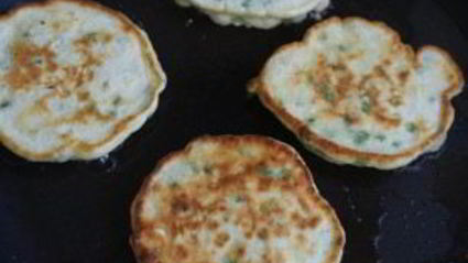 оладьи с луком и яйцом на кефире