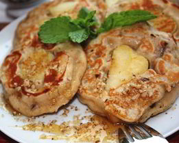 Оладьи с яблоками, финиками и орешками