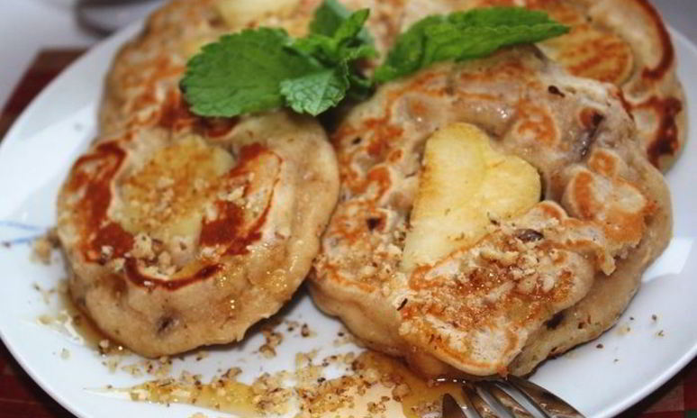 Рецепт оладий с яблоками, финиками и орешками