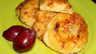 Оладьи творожные со сливами и медом