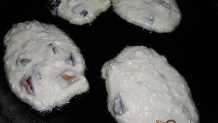 оладьи творожные со сливами и медом