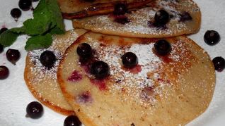 Овсяные оладьи на йогурте с ягодами