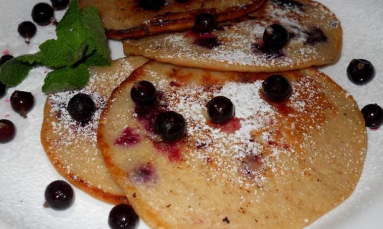 Рецепт овсяных оладий на йогурте с ягодами