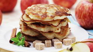 Простые яблочные оладушки