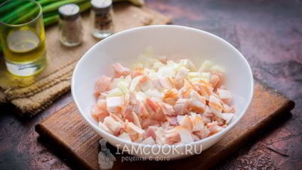 рубленные куриные оладьи с беконом и зеленью