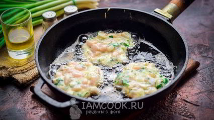 рубленные куриные оладьи с беконом и зеленью