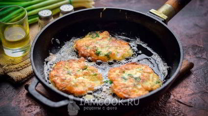 рубленные куриные оладьи с беконом и зеленью