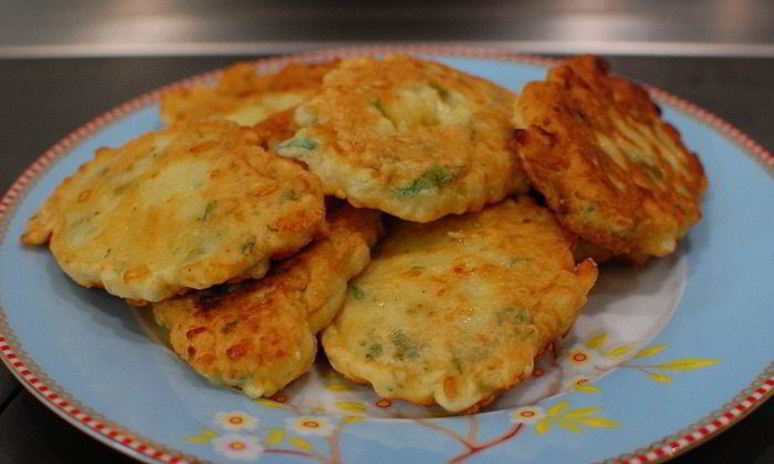 Рецепт сырных оладий с петрушкой
