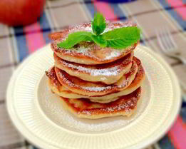 Творожные оладьи с яблоками