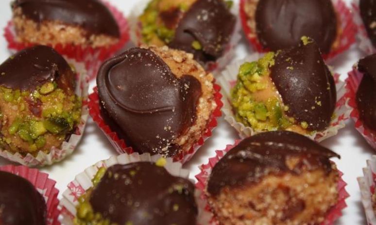 Рецепт арахисового печенья с темным шоколадом и фисташками без выпекания