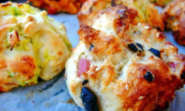 Рецепт пышного печенья ассорти с сыром, ветчиной, маслинами, кабачком и пореем