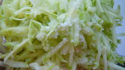 пышное печенье ассорти с сыром, ветчиной, маслинами, кабачком и пореем