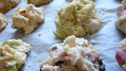 пышное печенье ассорти с сыром, ветчиной, маслинами, кабачком и пореем