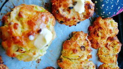 пышное печенье ассорти с сыром, ветчиной, маслинами, кабачком и пореем